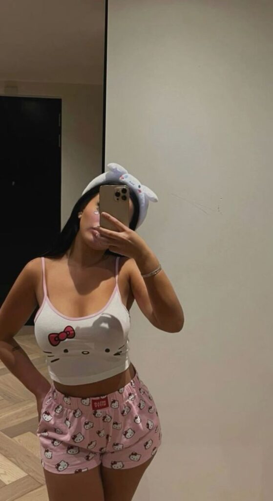 Ulus Escort – Beşiktaş sahilinde yürüyüş yapan kadın